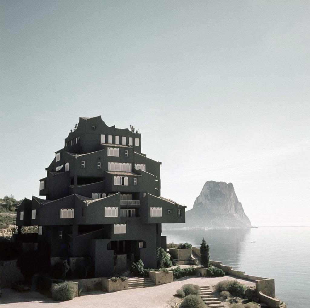La Muralla Roja, by Ricardo Bofill. A residential complex in which the mass becomes a cumulative labyrinth inspired by Mediterranean fortresses.