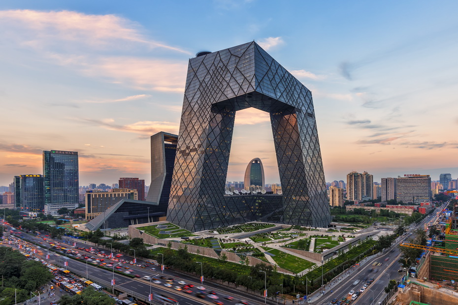 China Central Television (CCTV) Headquarters, Beijing — OMA / Rem Koolhaas. An iconic structure that breaks the traditional tower model, transforming the mass into a bold urban loop.
